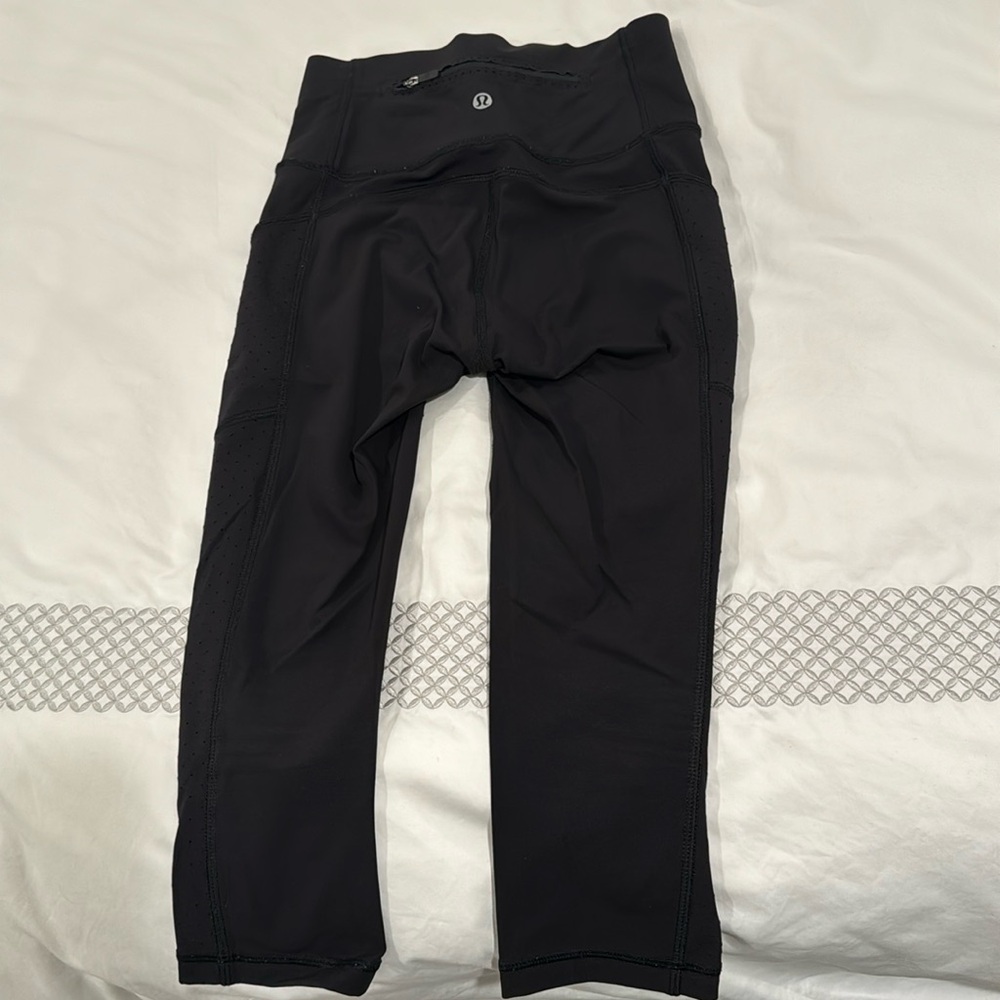 LULULEMON cropped black leggings - with side pockets